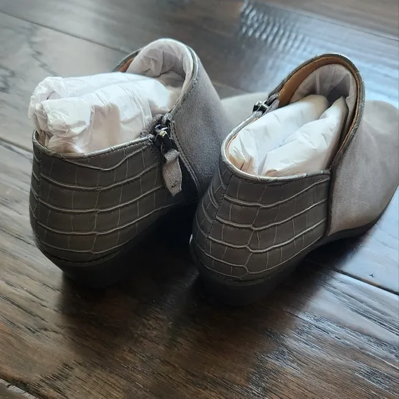 Vionic Water Repellent Suede Ankle Boots - Marissa. Size 6 M.