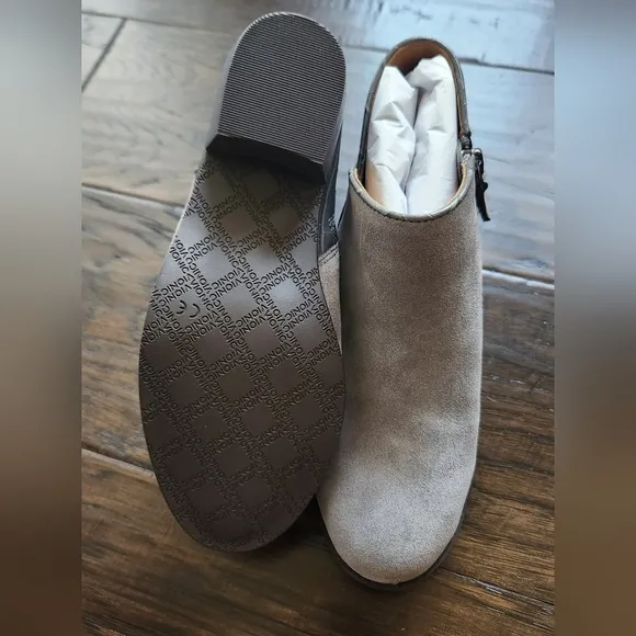 Vionic Water Repellent Suede Ankle Boots - Marissa. Size 6 M.