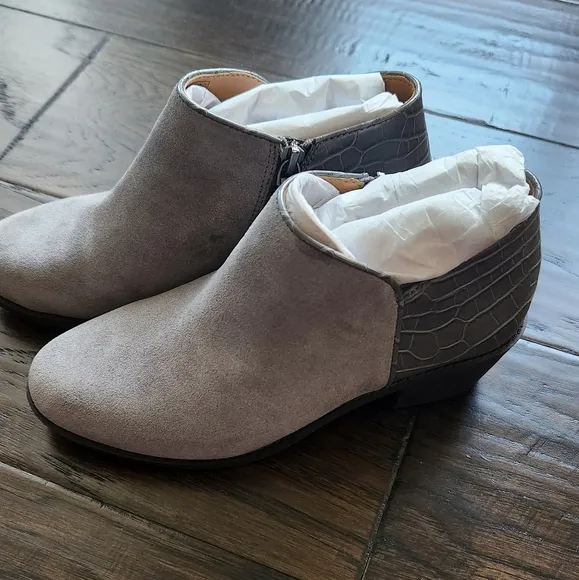 Vionic Water Repellent Suede Ankle Boots - Marissa. Size 6 M.