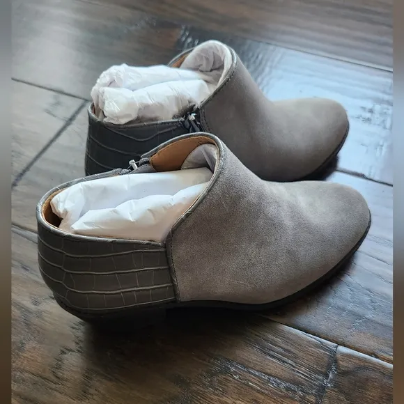 Vionic Water Repellent Suede Ankle Boots - Marissa. Size 6 M.