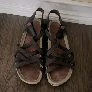 well work bare trap sandals