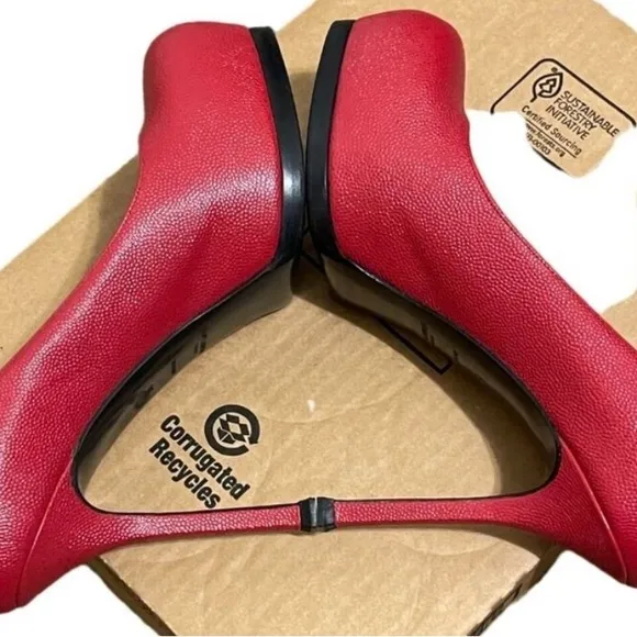 Yves Saint Laurent Red Pebbled leather heels - Excellent condition