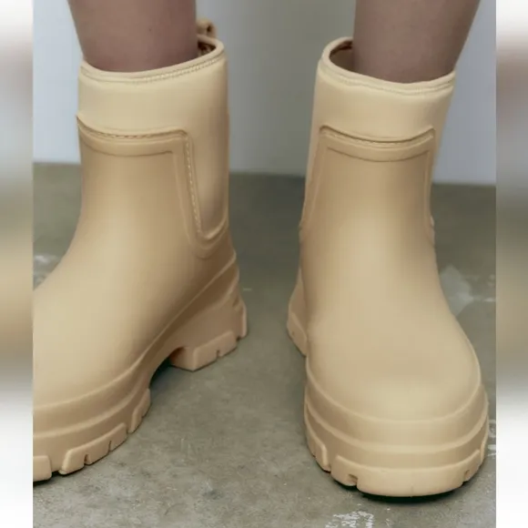 Zara ANKLE RAIN BOOT Rubberized blogger favorite
